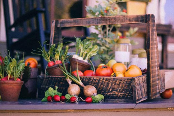 Fruits et légumes emballés dans un panier anti-gaspillage.